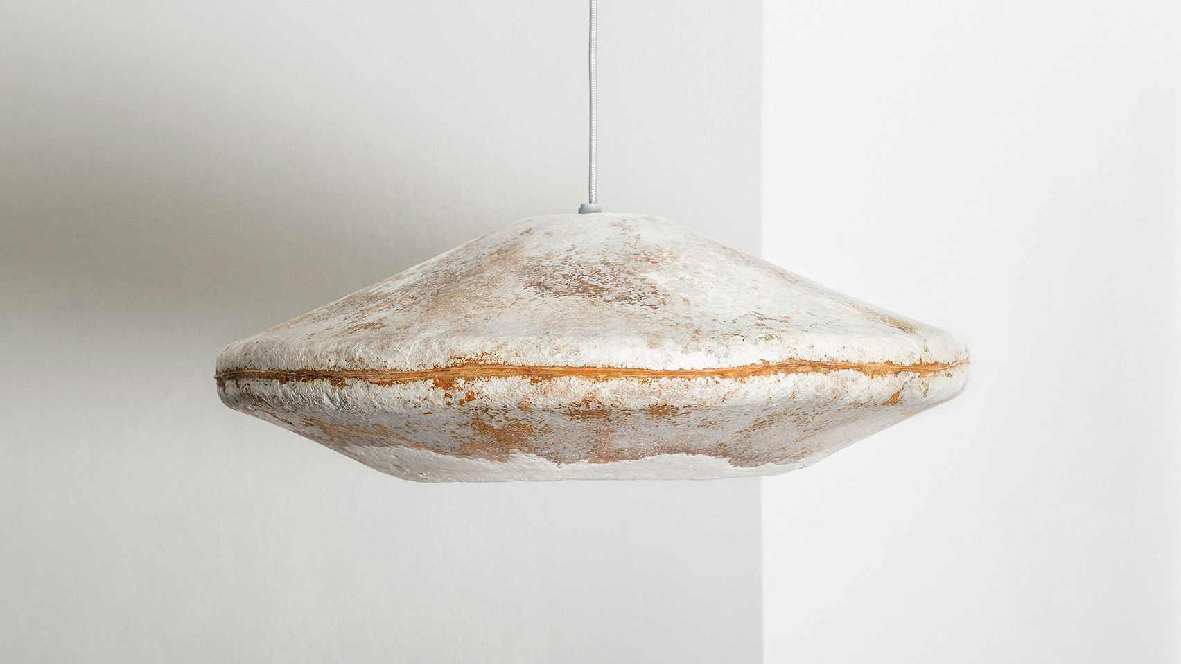 myceen-releases-soft-and-velvety-pendant-lampshade-made-from-mushroom-mycelium