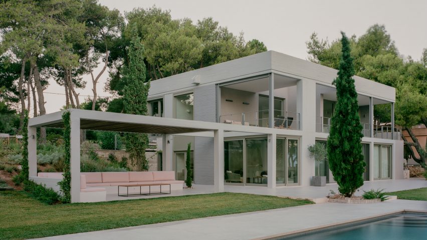 Exterior image of Grid House and its swimming pool