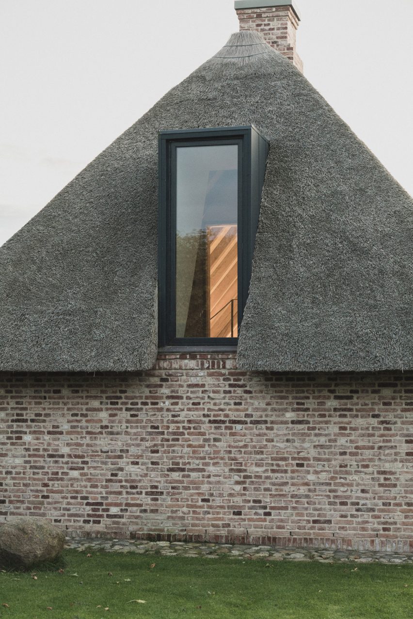 سقف کاهگلی و پنجره خوابگاه در کلبه Nieby Crofters توسط Jan Henrik Jansen و Marshall B،er