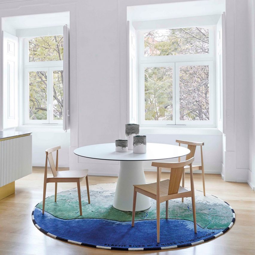 Round table and chairs on round blue and green rug