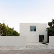 Sanchis Olivares creates minimalist white brick home in Spain