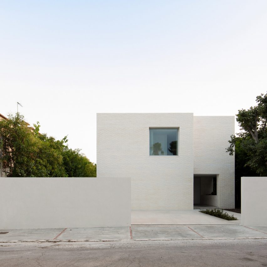 Exterior image of the white Brick House in Valencia