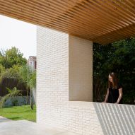 Sanchis Olivares completes minimal white brick home in Spain