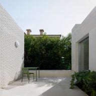 Sanchis Olivares completes minimal white brick home in Spain
