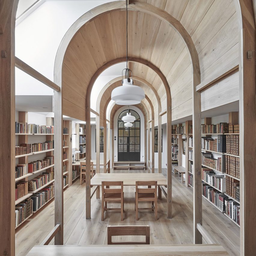 Interior de la biblioteca Stanbridge Mill por Crawshaw Architects