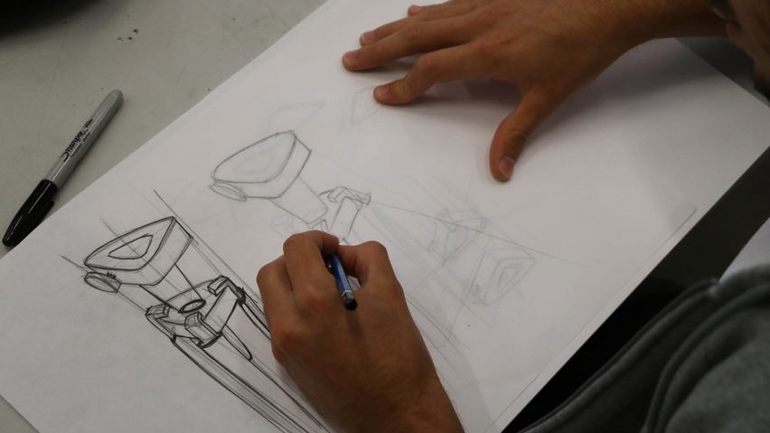 Student kreslí pro Úvod do produktového designu na University of the Arts v Londýně