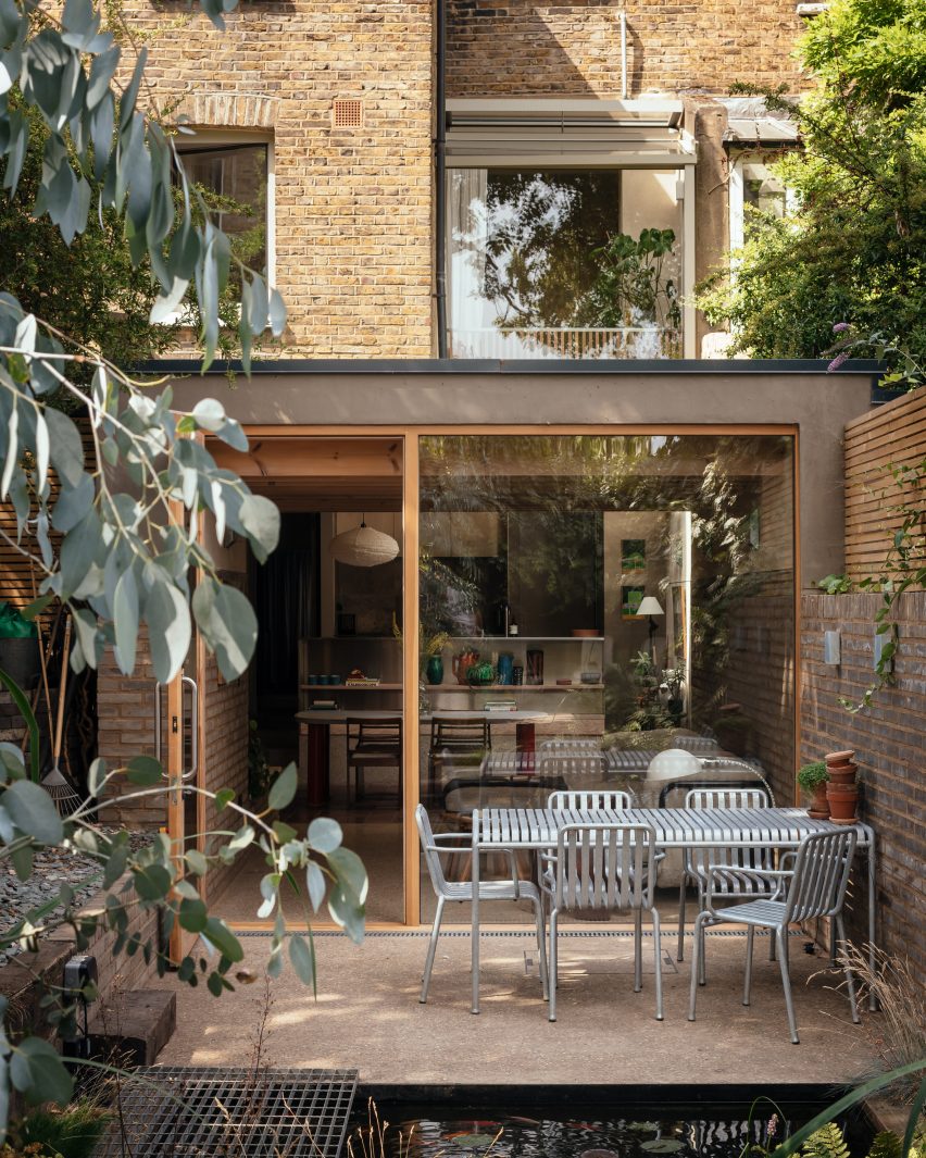Nimtim Architects creates London residence extension with walled backyard