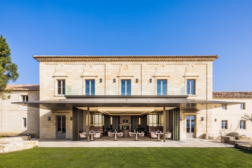 Château Trop Long Mondot with Turnable Corner windows fully opening onto the terrace