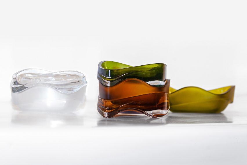 ظروف شیشه ای در سینی های رنگی مختلف