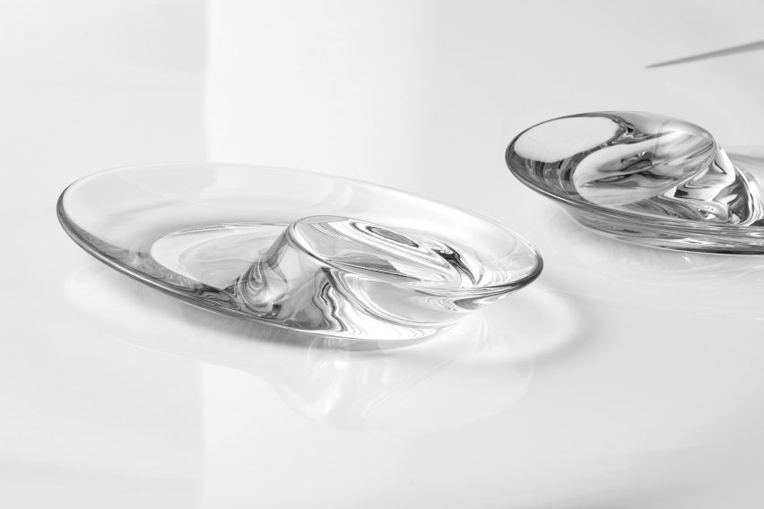 Transparent swirl bowl