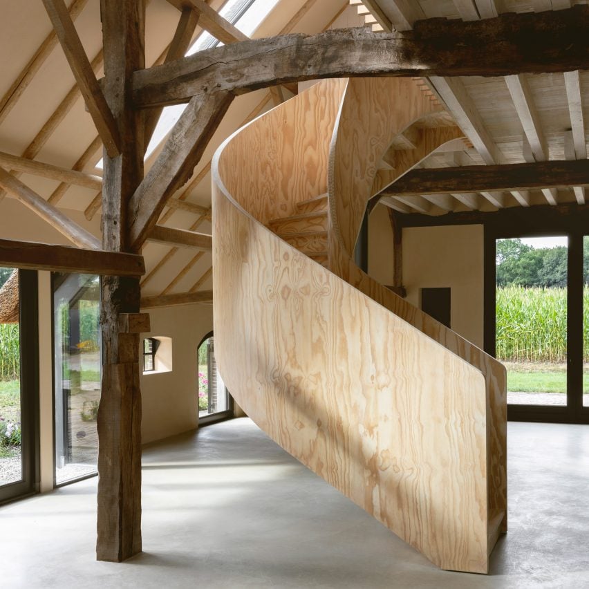 Escalera de caracol de madera contrachapada en Barn at the Ahof de Julia van Beuningen