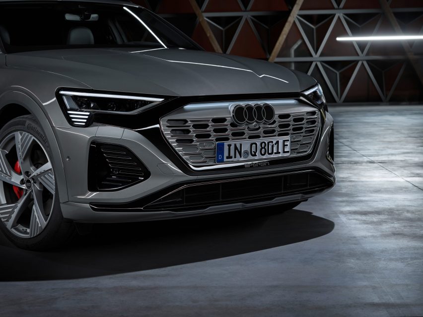Een zilveren auto met het nieuwe Audi-logo