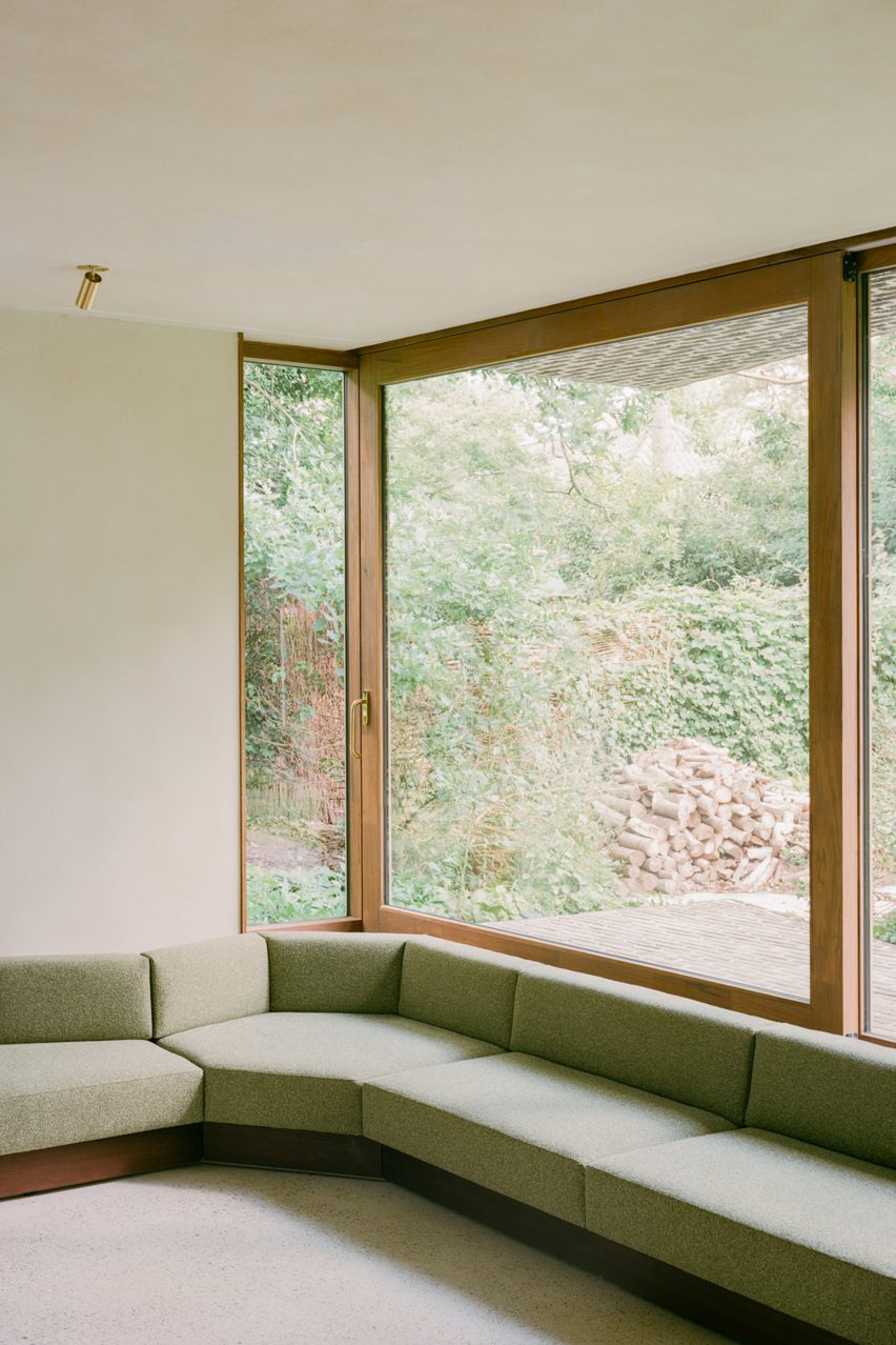 Изображение интерьера гостиной с зеленым диваном в BD House
