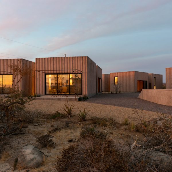 Casa Santos en la península de Baja California tiene paredes de hormigón acanalado