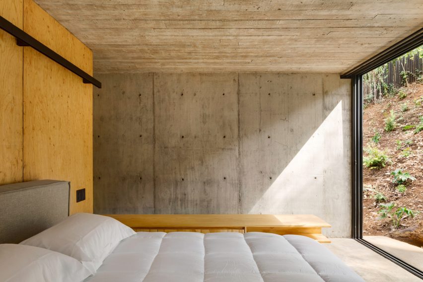 Concrete walls in the bedroom of the Valle de Bravo house