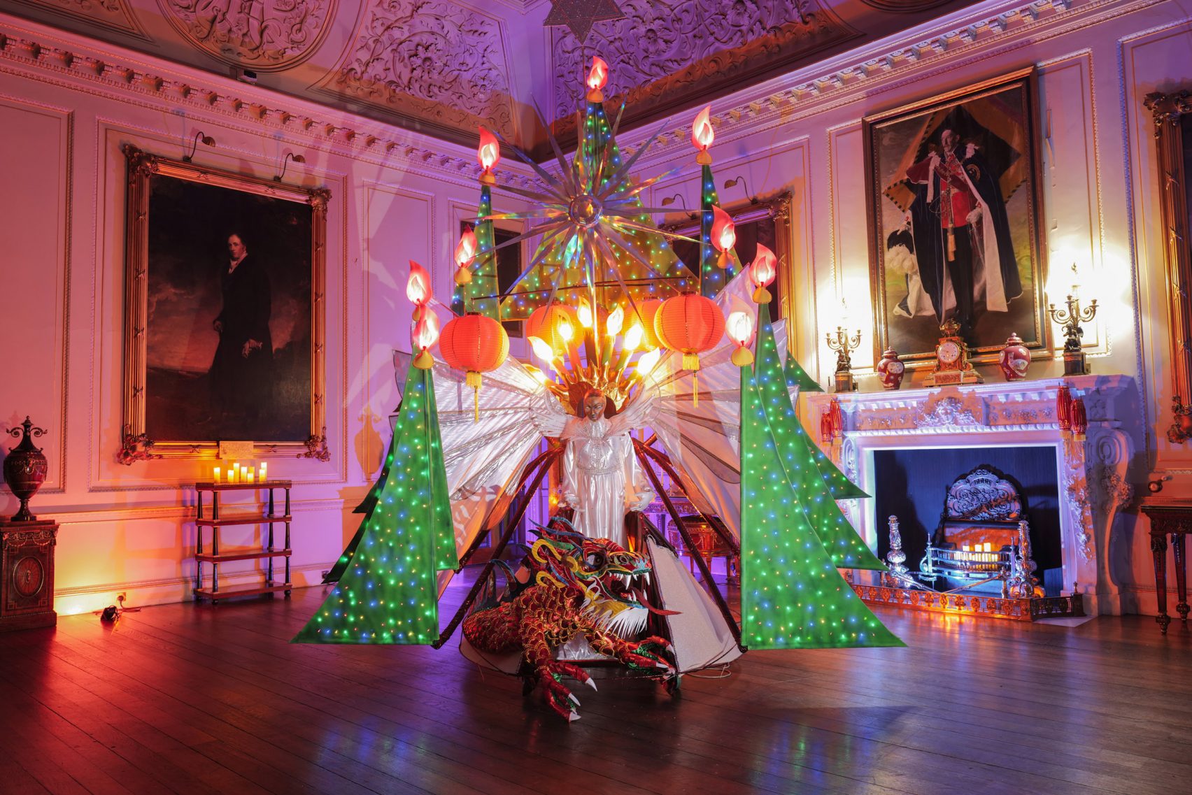 Harewood House presenta exposición de árboles de Navidad