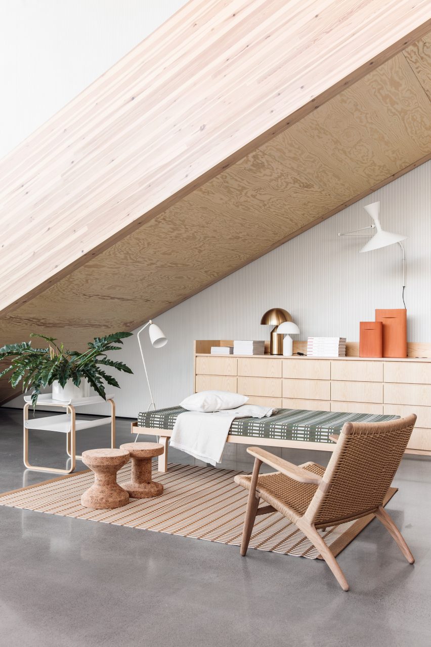Фото выставочного зала с мебелью скандинавских дизайнеров из светлого дерева и натуральных цветов.
