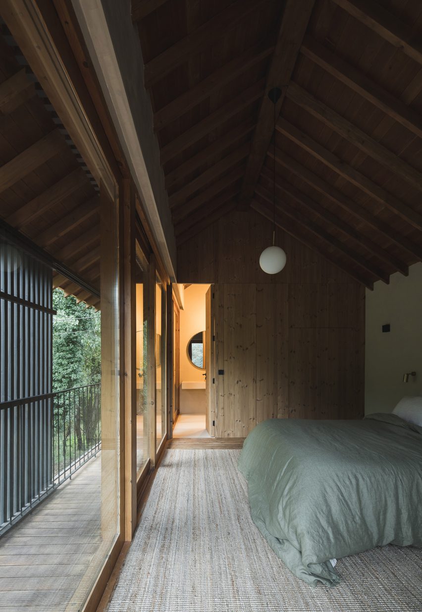 Bedroom interior of Granary House guesthouse by MIMA Housing