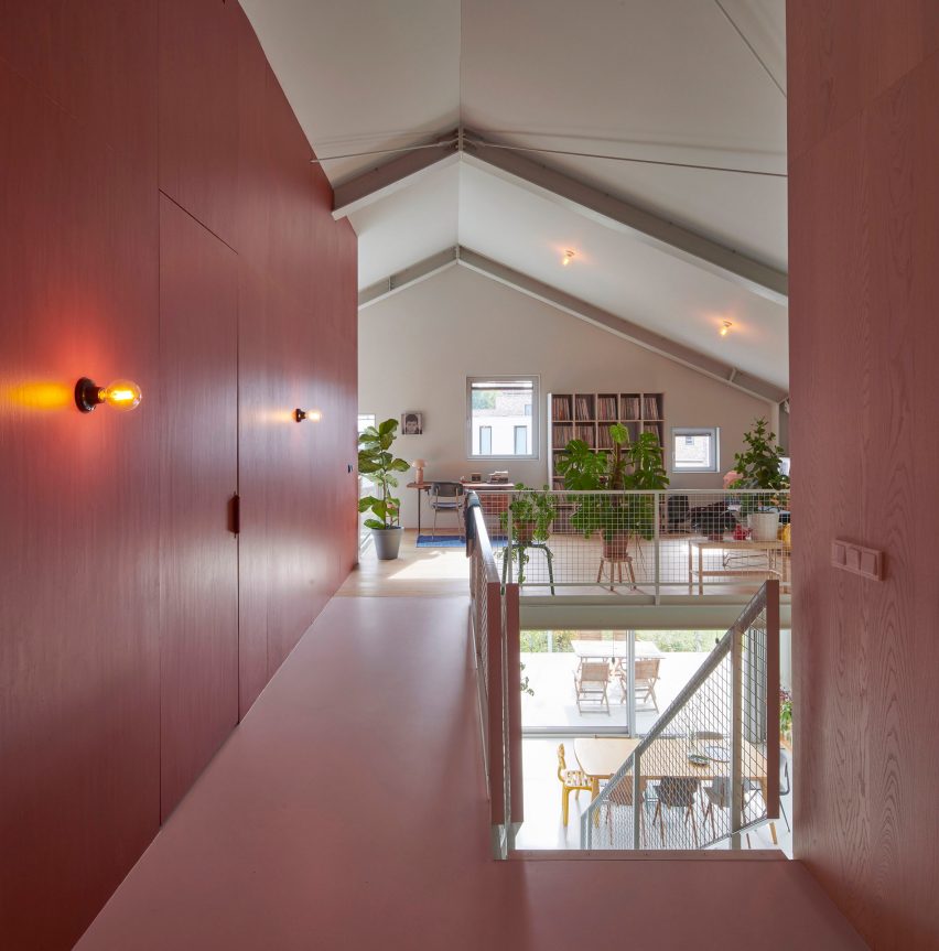 Interior de paredes rosas de la Casa R en Eindhoven