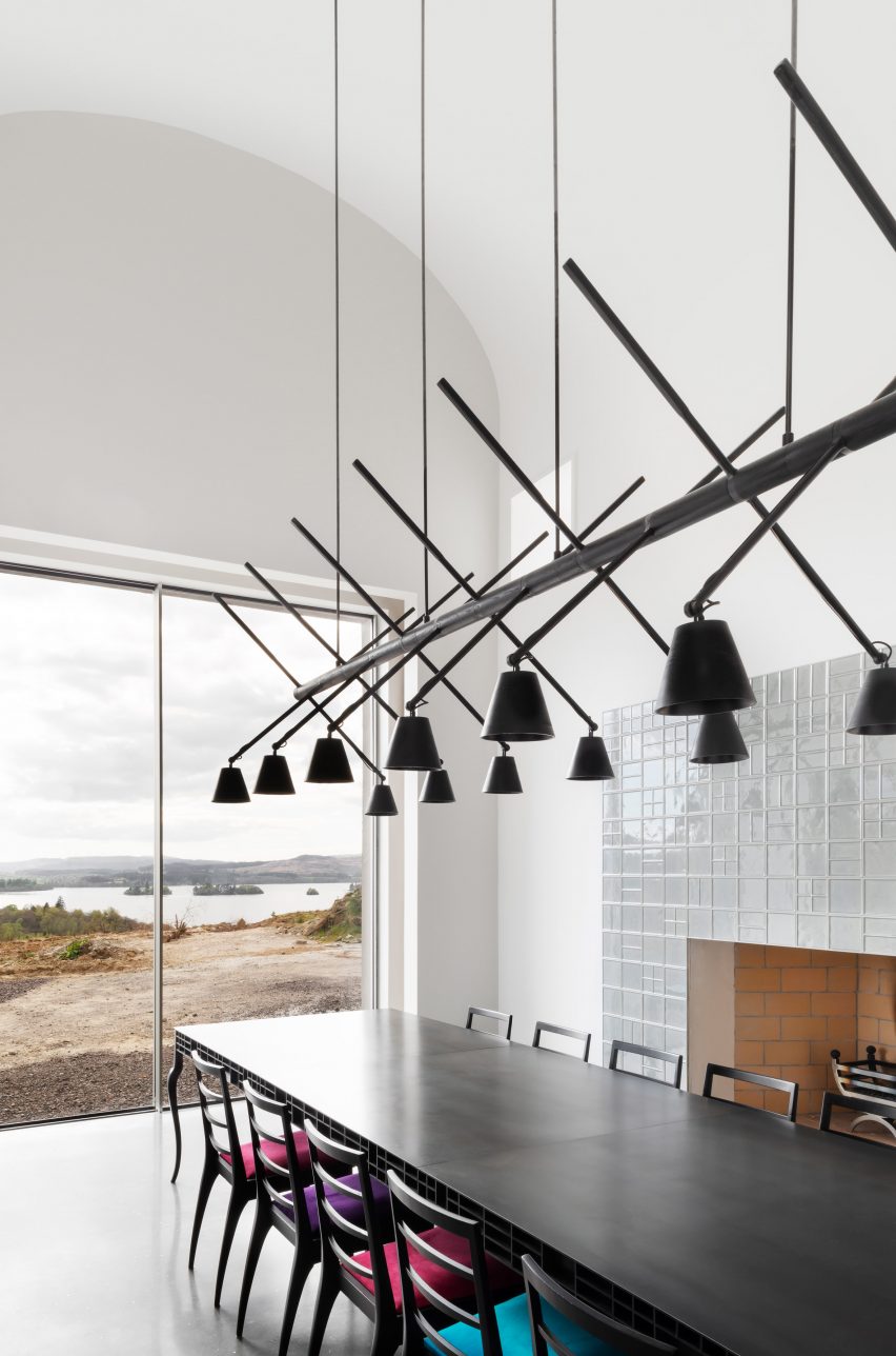 Kitchen with sculptural suspension and glass wall