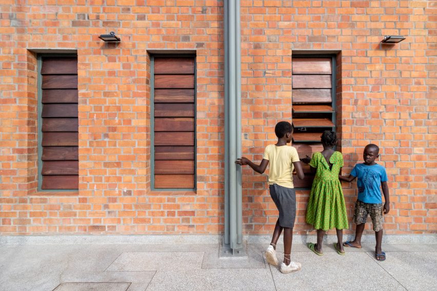 کودکان بیرون ساختمان آجری توسط معماری Kéré