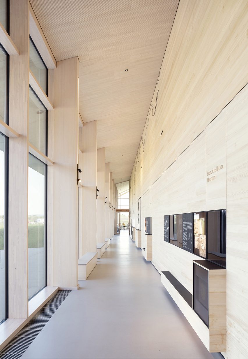 Wood-lined exhibition space by MONO Architekten