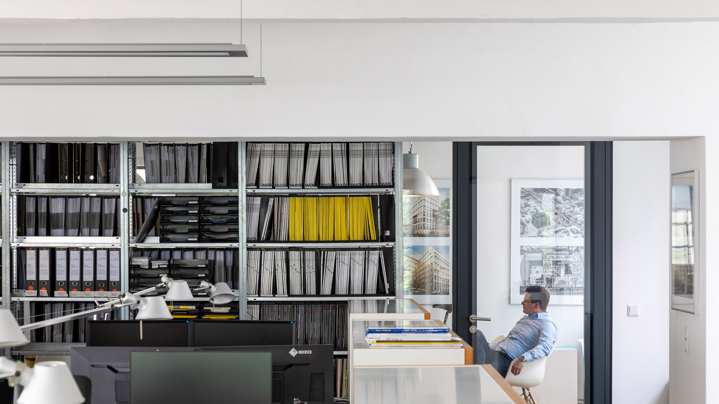 Interior image of a workspace at Apd architektur+ingenieurbüro