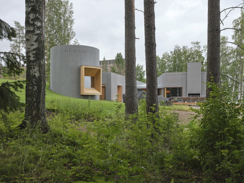 Exterior image of Art Sauna in its lakeside setting