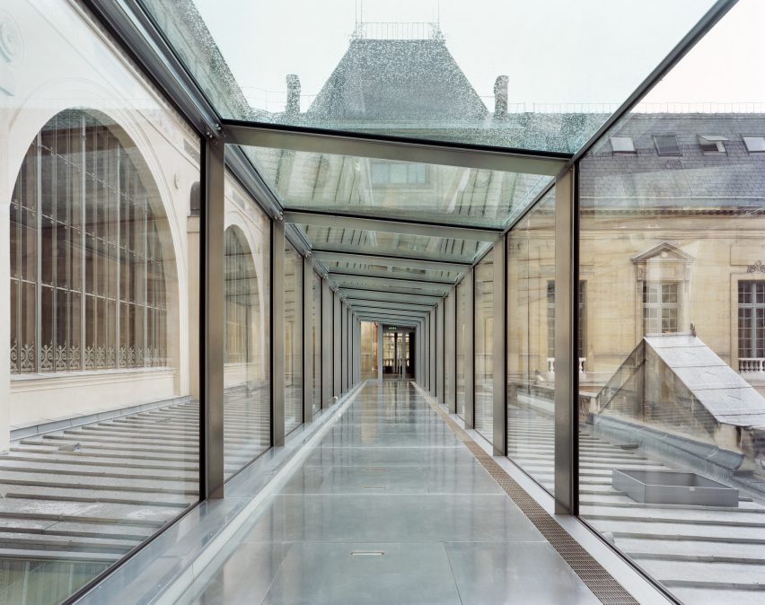 Glazed corridor by Bruno Gaudin Architectes