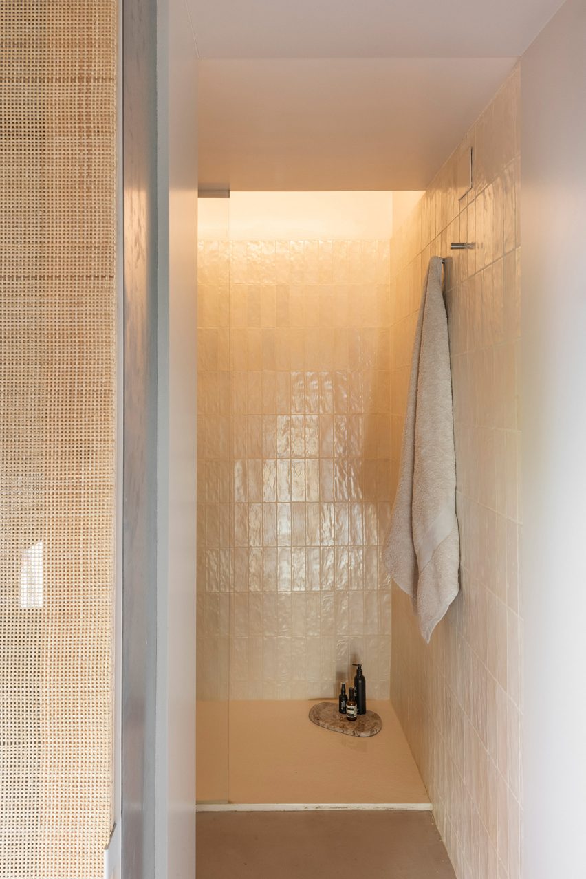 Ensuite interior of flat by Colombo and Serboli Architecture