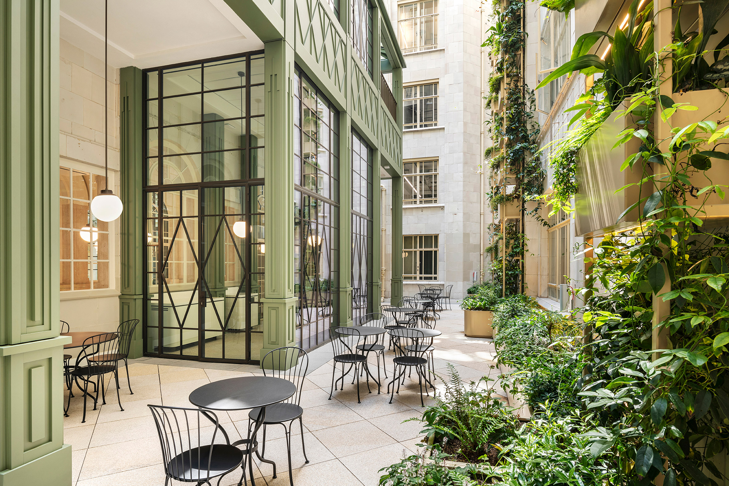 Image of a courtyard at 80 the Strand