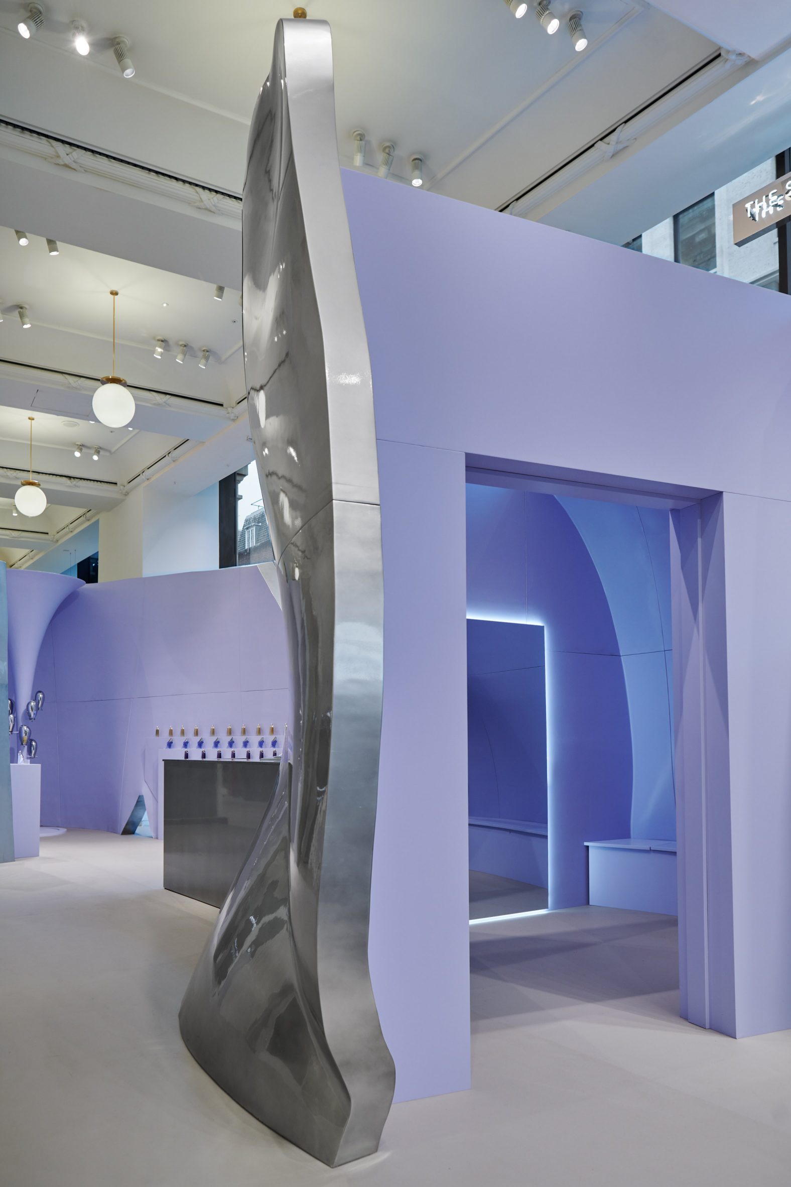 Image of a blue-painted fitting room that was built into the walls of the pop-up