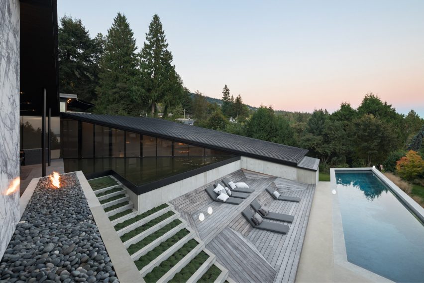 Rumah modern West Vancouver dengan kolam renang 