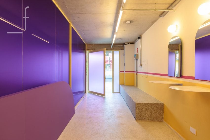 Фиолетовый и желтый входной коридор