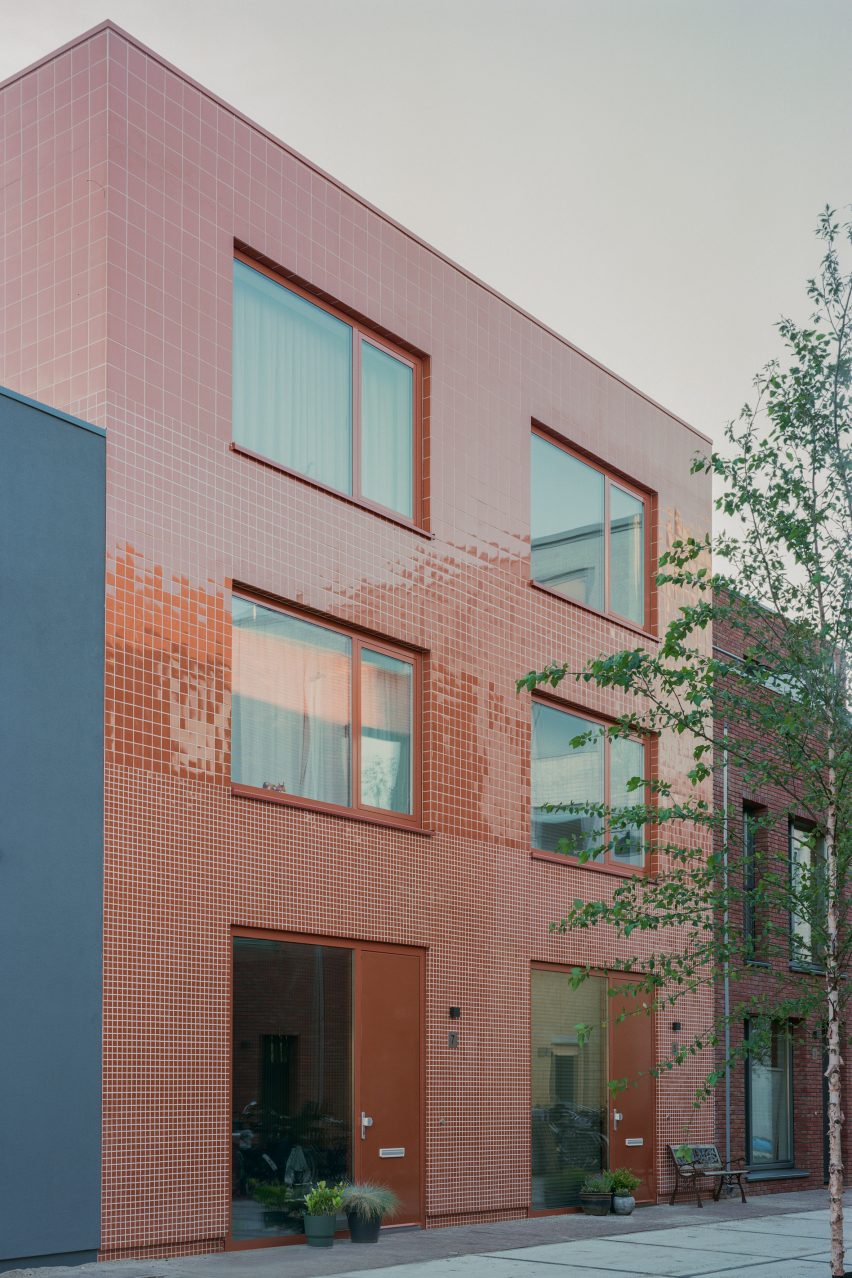 Внешний вид дома в Утрехте с застекленным фасадом из красной плитки.