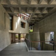 Interior de hormigón de House of Voids por Malik Architecture