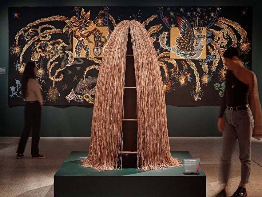 Посетители осматривают сюрреалистические произведения искусства, представленные на выставке.
