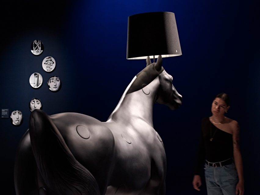 Крупный план лошадиной лампы, созданной дизайн-студией Front на выставке.