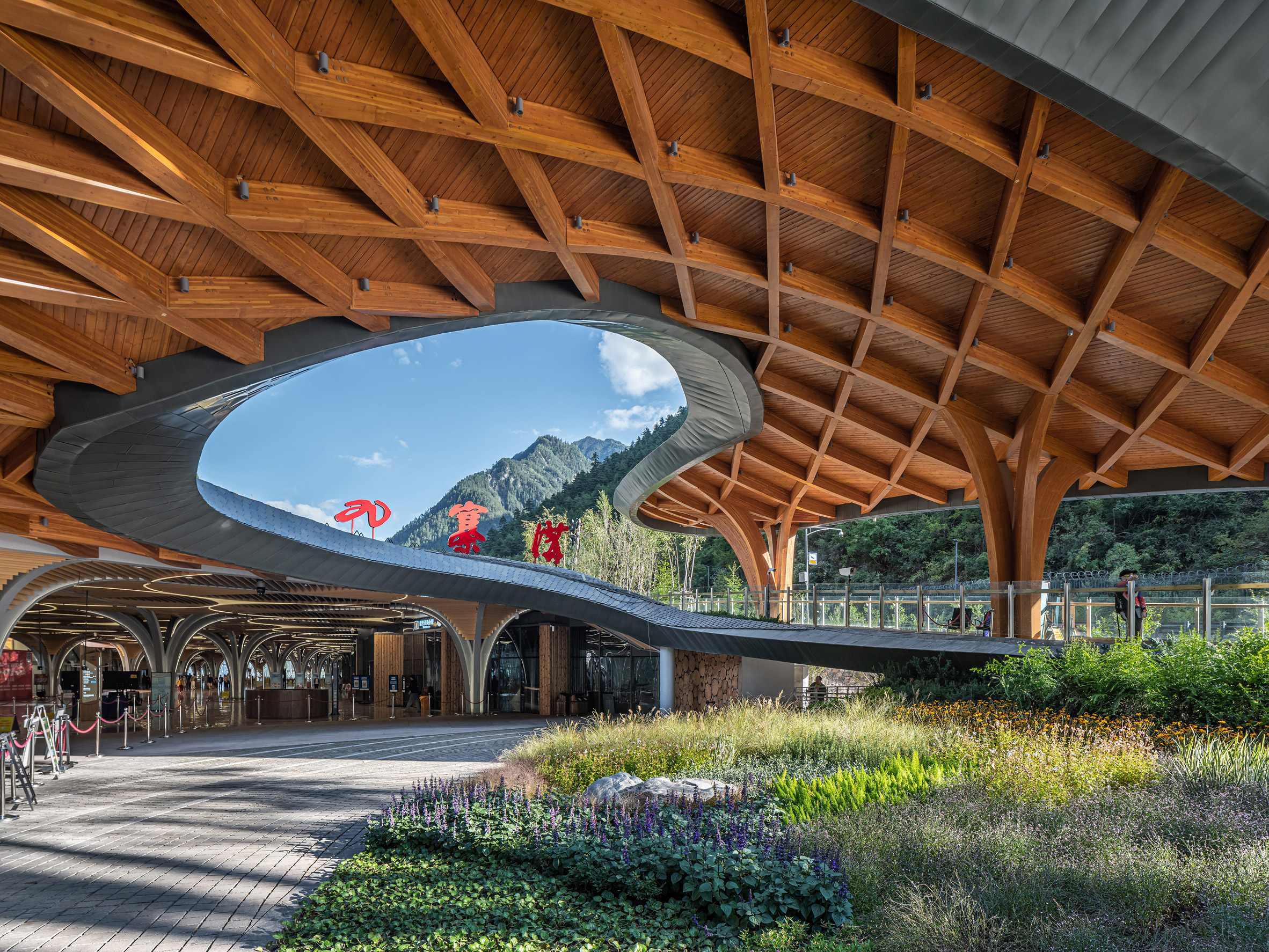Image of a curving wooden canopy at Jiuzhai Valley Visitor Centre