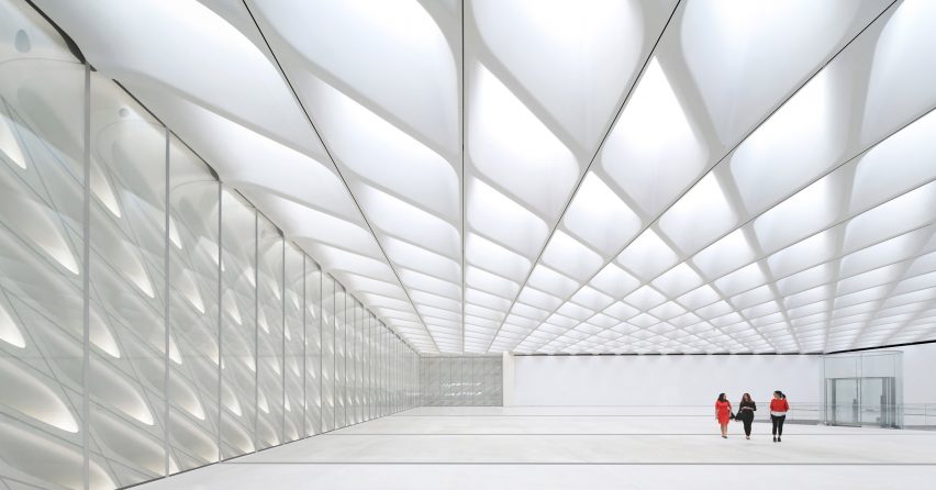 Пространство галереи, залитое светом, проникающим через перфорированный потолок и стены