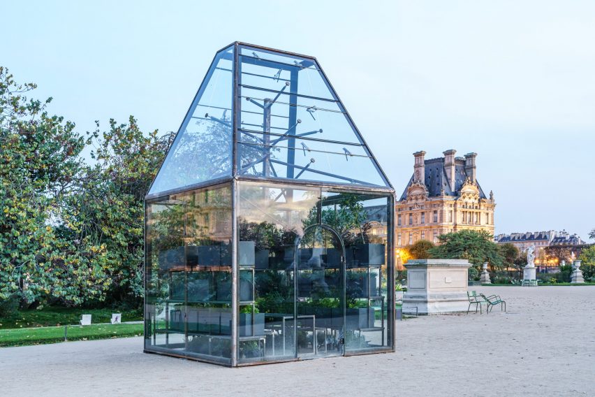 The Green Pavilion in front of Parisian castle