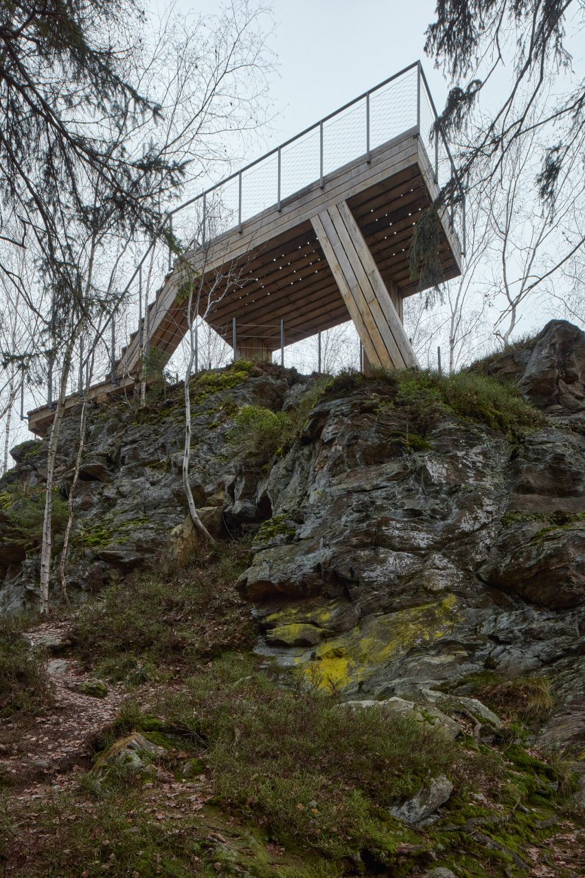 A wood-and-steel lookout post in a forest by Mjölk Architekti 