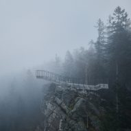Atalaya de madera y acero en la República Checa