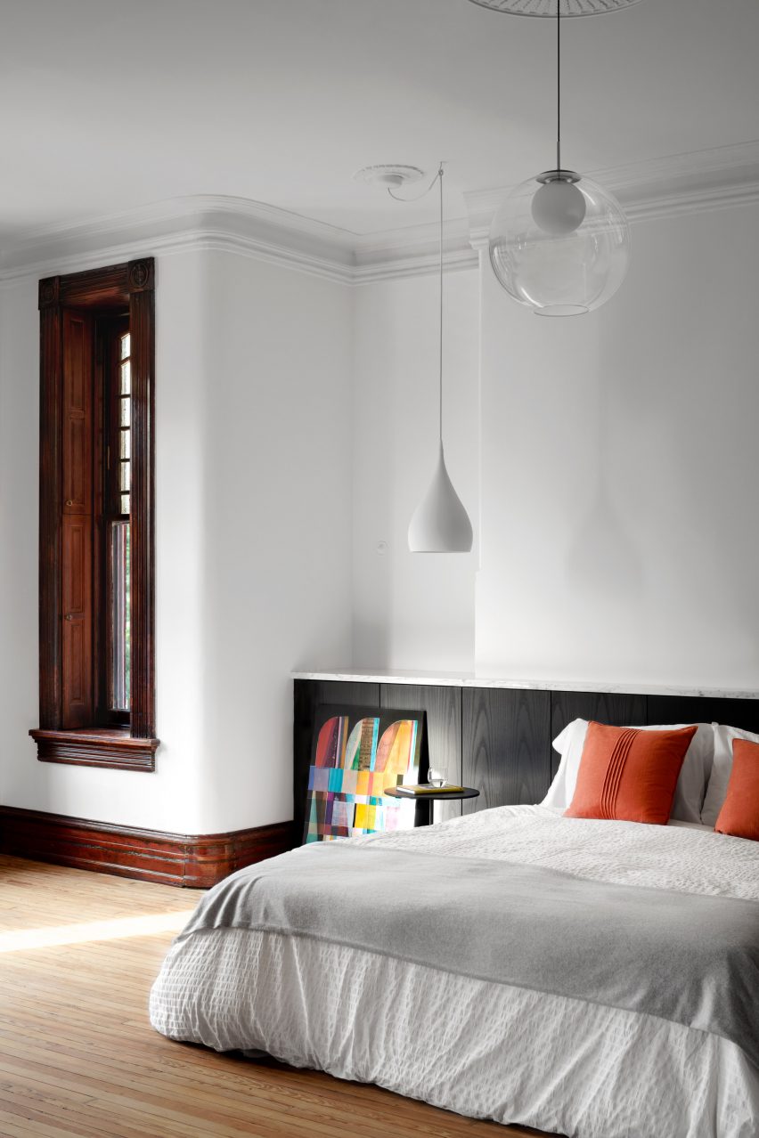 Спальня с белыми стенами и минимальным количеством светильников