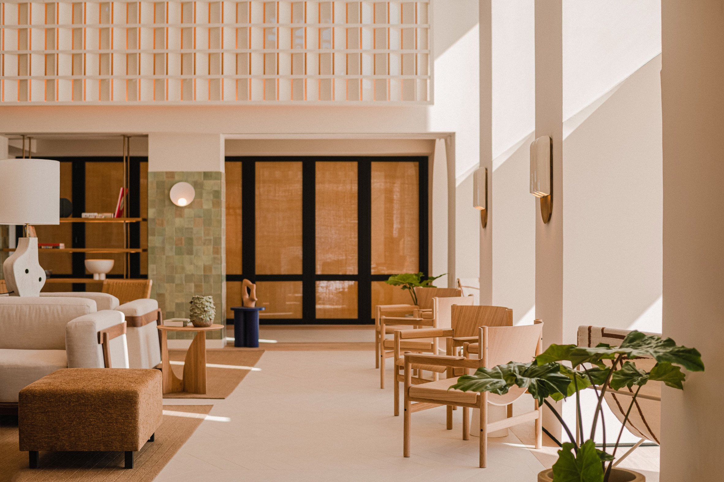 Lobby with arched windows in Aethos Ericeira