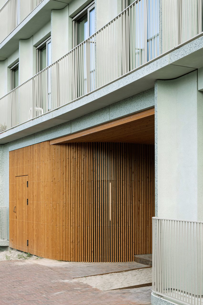 Entrada de madera a la vivienda diseñada por Studioninedots