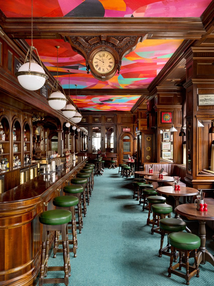 Interior del pub Audley en Mayfair, Londres, diseñado por Laplace