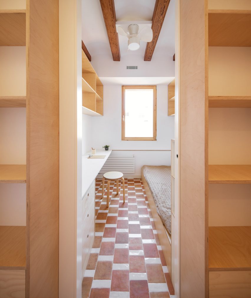 Dormitorio del interior del apartamento en Barcelona por Parramon + Tahull