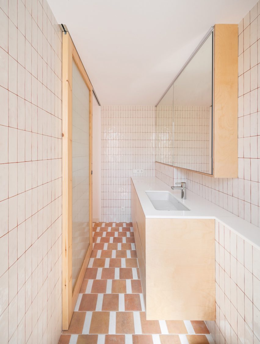 Cuarto de baño del apartamento de Barcelona con baldosas de terracota