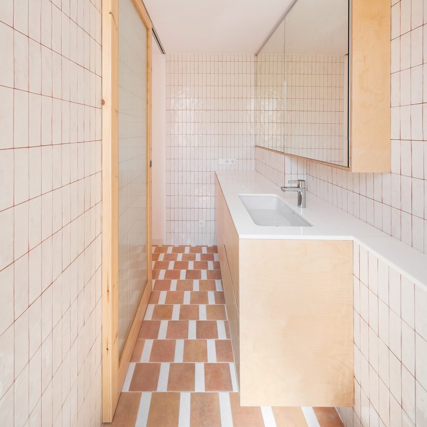 Bathroom of Barcelona apartment interior by Parramon + Tahull